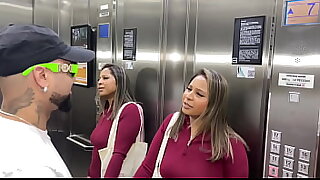 Brincadeira entre amigos virou sexo forte na varanda com todos olhando