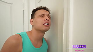 Let Me anent The Bathroom Its Urgent! With Hot Redhead Stepmom Jessica Aaren INTRO EXTENDED