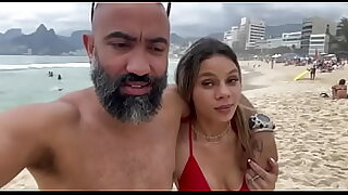 Ela ficou com tesatildeo na praia e arrebentei o cuzinho dela