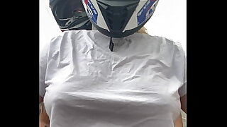 Motogirl mulher da 99 pega passageiro homem e pede pra ele coccedilar os bico dos seus peitos enquanto pilota ! Ele fica com pau duro encima da moto e goza nela toda !