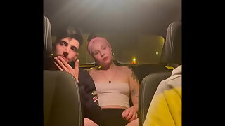 amigos follando en un taxi al regresar de fiesta camara oculta crude
