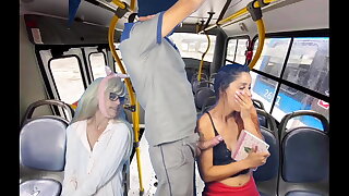 Trabalhador tira pau pra fora e encoxa mulheres dentro do ônibus em público!