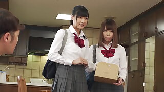 友達のJ○妹が小悪魔な笑みを浮かべパンチラで誘惑！ムレムレパンティで激しい顔騎尻コキ責めで弄ばれて…　友達には内緒で妹の敏感生マ○コをがっつりハメまくる！【パート1】