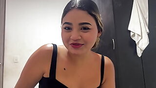 Hermanastra quiere que le deacute clases de coacutemo chupar polla