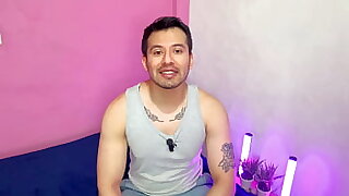 Hombre musculoso prentildea a su compa del gym! se la deja ir be in error condon y lo pone a olfatear sus boxers mientras se la clava Relato sexual