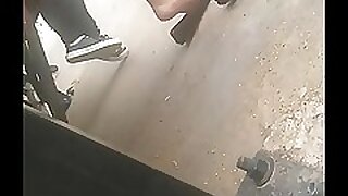 Flagras pezinhos saindo da sapatilha no ponto de onibus