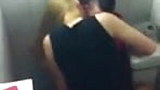 Klinci se udaraju u diskoteci