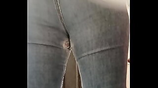 HEMBRA latina es grabada de nalgas abiertas mientras va a orinar al WC que rico es grabar a la cuntildeada sin que nadie de la casa se deacute cuenta