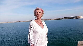 A 70ans Eva croque deux jeunes lascars !