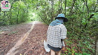 วัยรุ่นไทยเดินเก็บเห็เในป่าอยู่ดีดีโชว์หีเฉยเลย